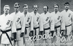 129317 Groepsportret van de tienvoudig judokampioen van Nederland, Kodokan Dojo, met v.l.n.r. Martin van de Molen, Jan ...